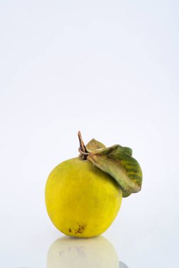 İzole edilmiş beyaz arkaplanda taze sarı ayva