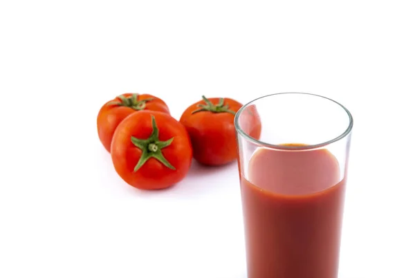 Tomatensaft Glas Und Reife Tomaten Auf Weißem Hintergrund — Stockfoto
