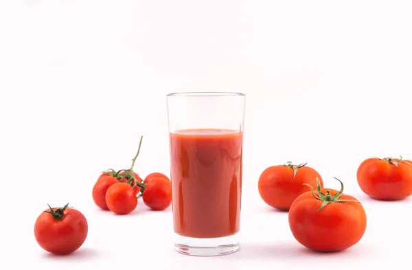 Tomatensaft Glas Und Reife Tomaten Auf Weißem Hintergrund — Stockfoto