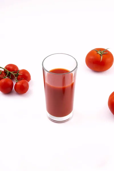 Jugo Tomate Vaso Tomates Maduros Sobre Fondo Blanco — Foto de Stock