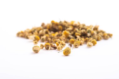 beyaz bir arka plan üzerinde ilaçlı papatya kuru çay