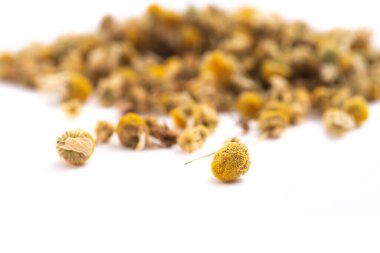 beyaz bir arka plan üzerinde ilaçlı papatya kuru çay