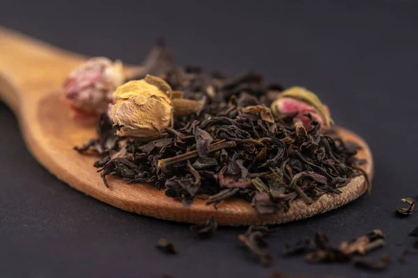 Chá Seco Preto Aromático Com Flores Rosa Uma Colher Madeira — Fotografia de Stock