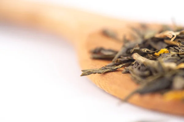 Ароматный Зеленый Сухой Чай Деревянной Ложке Изолированный Белом Фоне — стоковое фото