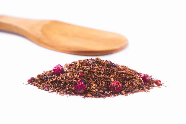 Aromatischer Trockener Tee Mit Beeren Auf Einem Holzlöffel Isoliert Auf — Stockfoto