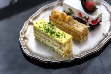 Gümüş tabakta servis edilen lezzetli, zarif tatlılar.