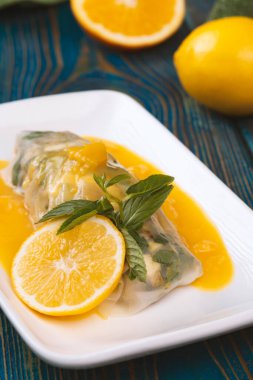 Sarı soslu, limonlu ve naneli börek.