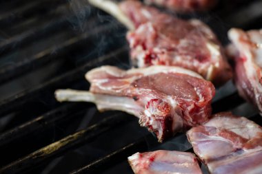 Izgara domuz pirzolası, ev yapımı barbekü..