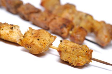 Krepte servis edilen şişler üzerinde ev yapımı tavuk barbeküsü.