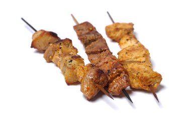 Krepte servis edilen şişler üzerinde ev yapımı tavuk barbeküsü.