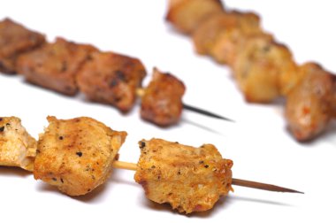 Krepte servis edilen şişler üzerinde ev yapımı tavuk barbeküsü.
