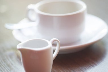 Beyaz fincan sıcak kahvenin odaksız görüntüsü