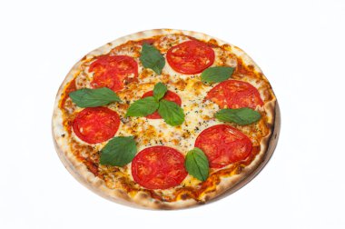 Mozzarella, domates ve fesleğen yapraklı pizza.
