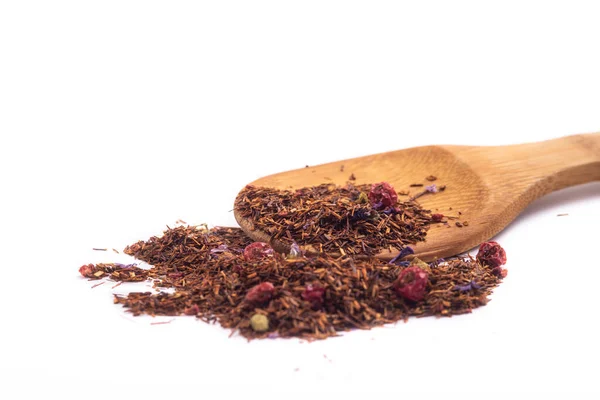 Aromatischer Trockener Tee Mit Beeren Auf Einem Holzlöffel Isoliert Auf — Stockfoto