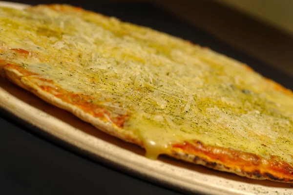 板に盛り付けられたチーズピザ — ストック写真
