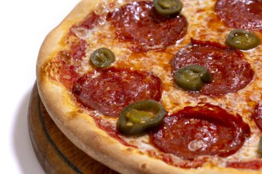 Biberli ve biberli pizza yakın plan.