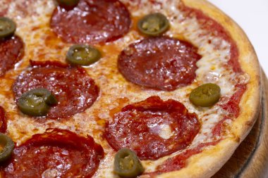 Biberli ve biberli pizza yakın plan.