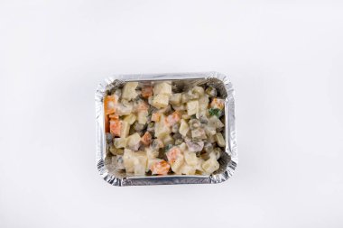 Olivier salatası alüminyum tepside servis edilir.