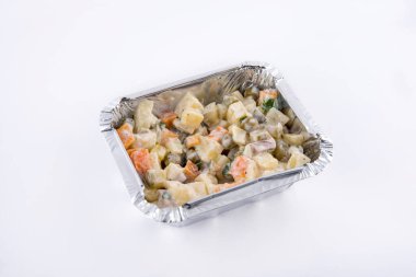 Olivier salatası alüminyum tepside servis edilir.