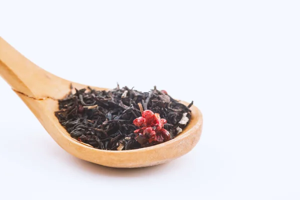 Αρωματικό Μαύρο Ξηρό Τσάι Βατόμουρα Ξύλινο Κουτάλι Απομονωμένο Λευκό Φόντο — Φωτογραφία Αρχείου