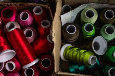  Bir sürü renkli başlık makarası