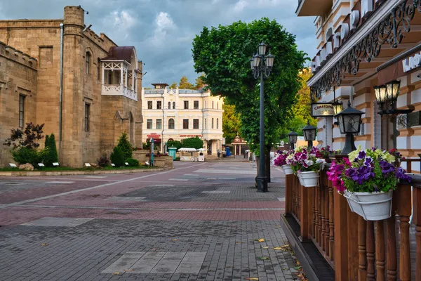 Sabah Kislovodsk 'ta. Narzan Otel ve Narzan Galerisi.