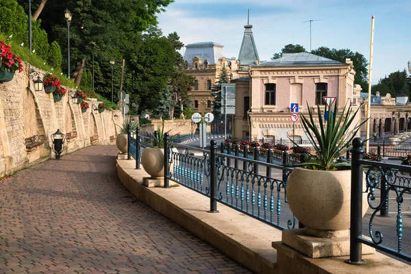 Kislovodsk. Sabahleyin tren istasyonu sokağında.
