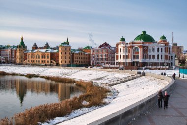Ortodoks Merkezi ve Filarmoni Salonu Yoshkar-Ola 'daki Diriliş Duvarı üzerine.