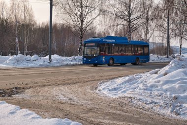 Tramvay kışın Yoshkar-Ola şehrinde cadde boyunca ilerliyor..