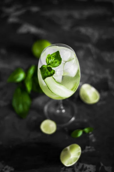 Ein Glas Frischer Kalter Coctail Mit Eis Gurkenscheiben Limettenfrüchten Und — Stockfoto