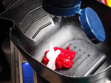 Saç boyasını karıştırma süreci. parlak renkli saç stili. Güzellik ve saç bakımı endüstrisi, saç kesimi, boyama, aydınlatma, tonlama, restorasyon.