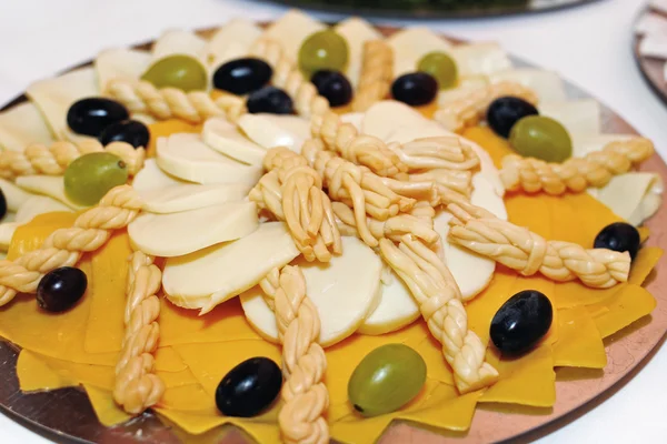 Un plato con diferentes tipos de queso —  Fotos de Stock