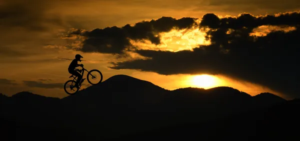 Silhouette de motard au coucher du soleil — Photo