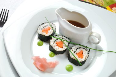 sebze ve deniz yosunu ile Sushi