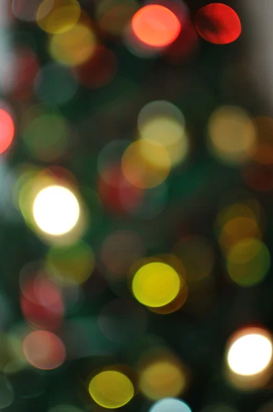 Abstracte achtergrond van bokeh lichten kaarsen kerstboom — Stockfoto