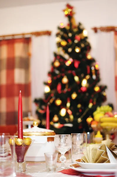 Arbre de Noël et table dressée — Photo