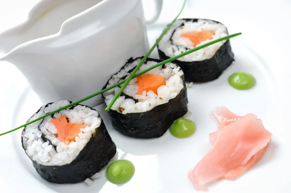 sebze ve deniz yosunu ile Sushi