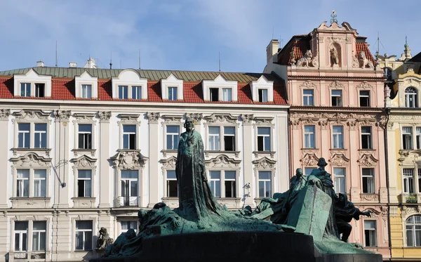 Praga, Praça da Cidade Velha Jan Hus monumento — Fotografia de Stock