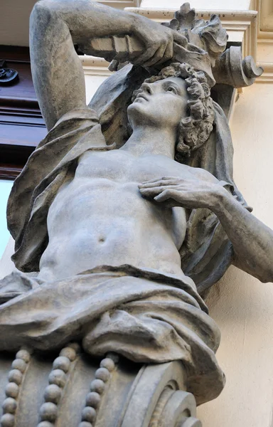 Detail der Statue eines Mannes über die Architektur in Prag — Stockfoto