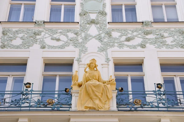 Estátua na fachada do edifício em praga — Fotografia de Stock