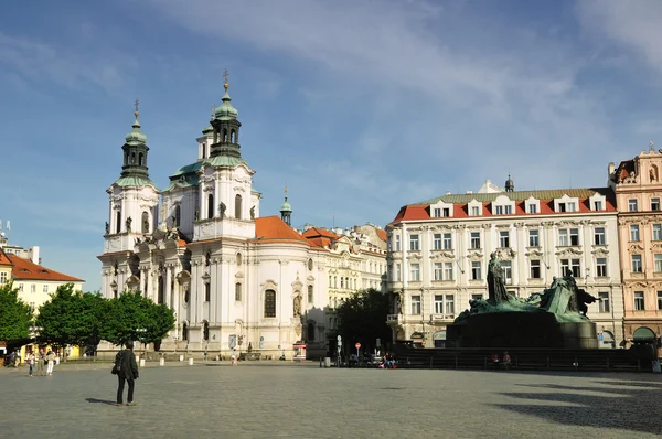 Prágai Szent Miklós-templom és a Jan Hus memorial — Stock Fotó