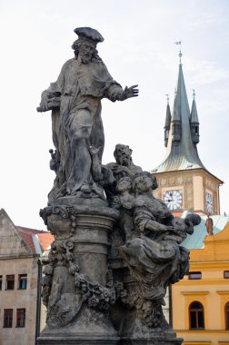 Prag Charles Köprüsü Aziz Ivo heykeli, yazan M.B. Braun.