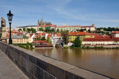 Prag, charles Köprüsü, vltava Nehri, st. vitus Katedrali görünümü