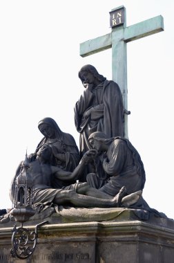 Prag'daki charles Köprüsü'nde pieta heykeli
