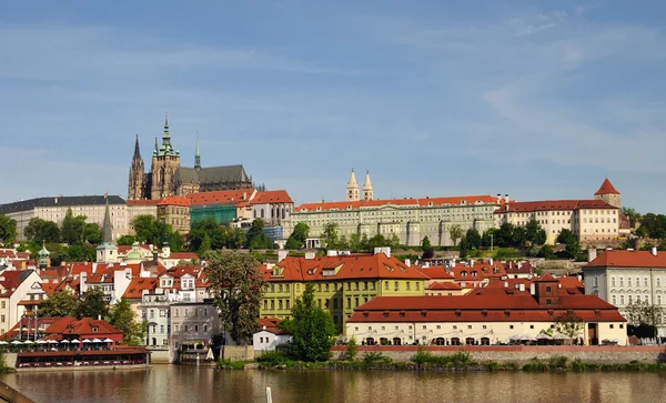 Vista del castillo de Prague y el puente de Charles — Foto de Stock