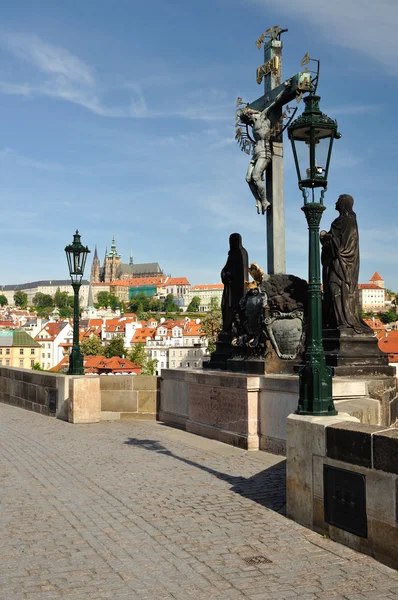 1600-talet korsfästelsen statyn med hebreiska bokstäver i charles bridge Prag — Stockfoto