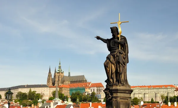 São João, a estátua Batista na ponte Carlos em Praga — Fotografia de Stock