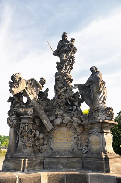 Estatuas del Puente de Carlos en Praga La Virgen con San Bernardo — Foto de Stock