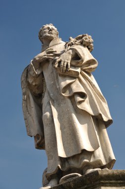 Prag'daki Charles köprüde Saint Philip heykeli