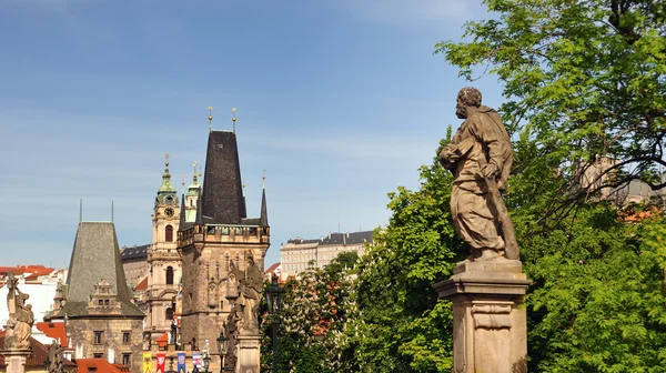 Statyn Sankt judas thaddeus på Karlsbron i Prag — Stockfoto